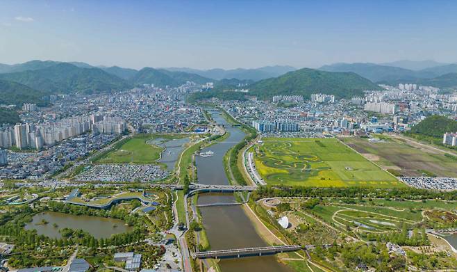 동천을 중심으로 형성된 순천 시가지 전경. 순천시 제공