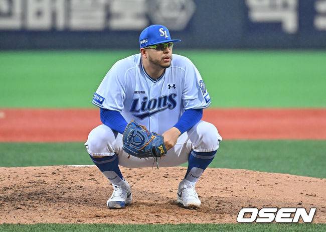 [OSEN=포항, 이석우 기자] 21일 포항야구장에서 2026 신한 SOL KBO 리그 삼성 라이온즈와 KT 위즈의 경기가 열렸다. 홈팀 삼성은 후라도가, 방문팀 KT는 오원석이 선발 출전했다. 삼성 라이온즈 선발투수 후라도가 3회초 KT 위즈 김민혁 타석때 볼 판정이 나자 마운드에 앉아 있다. 2026.05.21 / foto0307@osen.co.kr