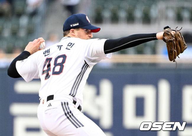 [OSEN=잠실, 이대선 기자] 21일 서울 잠실야구장에서 2026 신한 SOL KBO리그 두산 베어스와 NC 다이노스의 경기가 열렸다.이날 두산은 벤자민, NC는 토다를 선발로 내세웠다.1회초 무사에서 두산 선발투수 벤자민이 역투하고 있다. 2026.05.21 /sunday@osen.co.kr