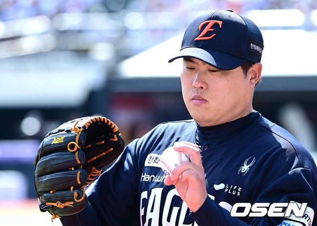 [OSEN=수원, 최규한 기자] 17일 수원 KT위즈파크에서 ‘2026 신한 SOL Bank KBO리그’ KT 위즈와 한화 이글스의 경기가 열렸다.홈팀 KT는 맷 사우어, 방문팀 한화는 류현진을 선발로 내세웠다.한화 선발 류현진이 4회말 투구를 앞두고 몸을 풀고 있다. 2026.05.17 / dreamer@osen.co.kr