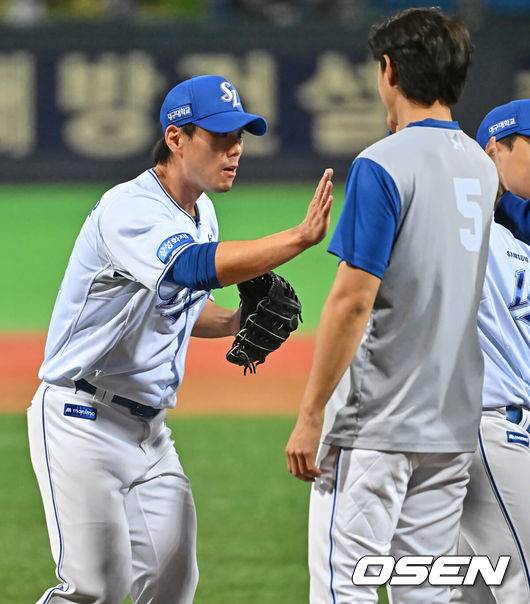 [OSEN=포항, 이석우 기자] 21일 포항야구장에서 2026 신한 SOL KBO 리그 삼성 라이온즈와 KT 위즈의 경기가 열렸다. 홈팀 삼성은 후라도가, 방문팀 KT는 오원석이 선발 출전했다. 삼성 라이온즈 김재윤이 8-5로 승리, 7년 연속 10세이브 기록을 세우고 구자욱과 기쁨을 나누고 있다. 2026.05.21 / foto0307@osen.co.kr
