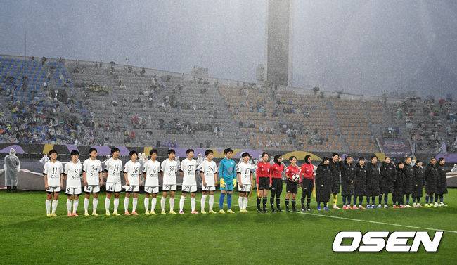 [OSEN=수원, 이대선 기자] 20일 오후 수원종합운동장에서 2025~2026시즌 아시아축구연맹(AFC) 여자 챔피언스리그(AWCL) 준결승 수원FC 위민과 북한 내고향여자축구단의 경기가 열렸다.AWCL은 아시아 각국 여자 축구 리그의 우승팀들이 격돌하는 대회로 2년 전 AFC가 여자 축구 활성화를 위해 출범시켰다.이 대회의 우승 상금은 100만 달러(약 15억 1000만 원), 준우승 상금은 50만 달러(약 7억 5400만 원)다.경기에 앞서 양팀 선수들이 도열하고 있다. 2026.05.20 /sunday@osen.co.kr