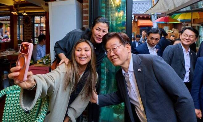 이재명 대통령이 2026년 5월 21일 서울 종로구 익선동 한옥거리를 걸으며 시민들과 기념촬영하는 모습. 사진=청와대 제공