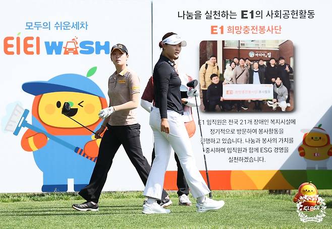 동반 라운드를 펼치고 있는 방신실(왼쪽)과 김민솔. 사진 제공=KLPGA