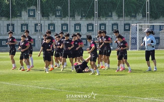 북한 내고향 축구단 선수들이 22일 수원월드컵경기장 보조경기장에서 훈련을 진행했다. 러닝 도중 한 선수가 넘어지자 선수들이 웃고 있다. /사진=김명석 기자