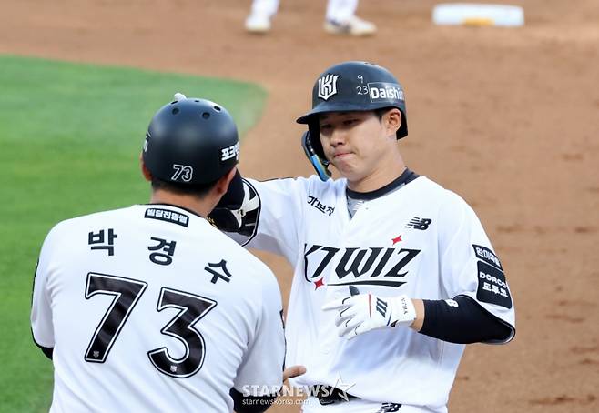 KT 1번타자 최원준이 22일 수원KT위즈파크에서 열리는 2026KBO리그 KT위즈와 NC다이노스 경기 2회말 안타로 출루하고 있다. 2026.0.22. KT 1번타자 최원준이 22일 수원KT위즈파크에서 열리는 2026KBO리그 KT위즈와 NC다이노스 경기 2회말 안타로 출루하고 있다. 2026.0.22. /사진=강영조 선임기자