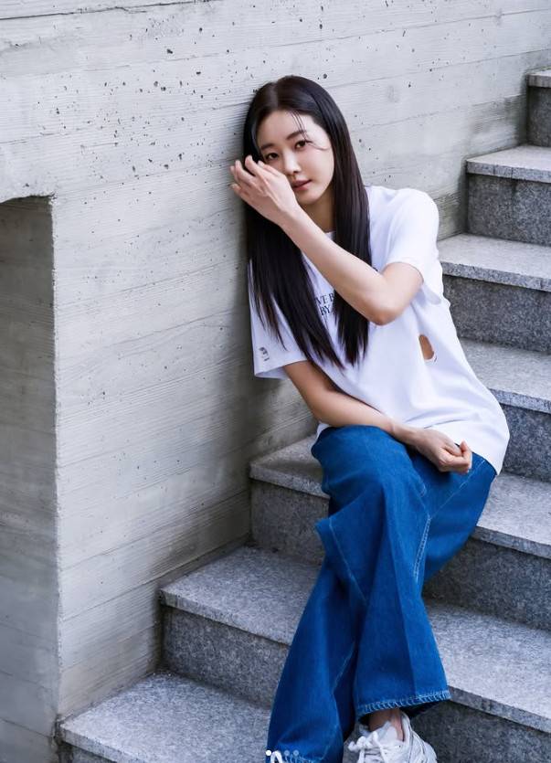 Actor Kim Sa-rang shared an update on her personal account, boasting a baby face visual that makes her look like she is in her 20s. Even in a casual outfit consisting of a white t-shirt and jeans, Kim Sa-rang captivated attention by exuding an unrivaled aura.In the released photos, Kim Sa-rang flaunted her unchanging beauty, revealing her long straight hair and flawless skin. Born in 1978, Kim Sa-rang has drawn admiration from many for maintaining her unchanging baby-faced appearance despite approaching the age of 50.Netizens who saw the photos showed keen interest, commenting that Kim Sa-rangs visuals make her look like she is in her 20s. Kim Sa-rang continued to communicate with her fans by sharing glimpses of her natural daily life, accompanied by the caption Work mode.