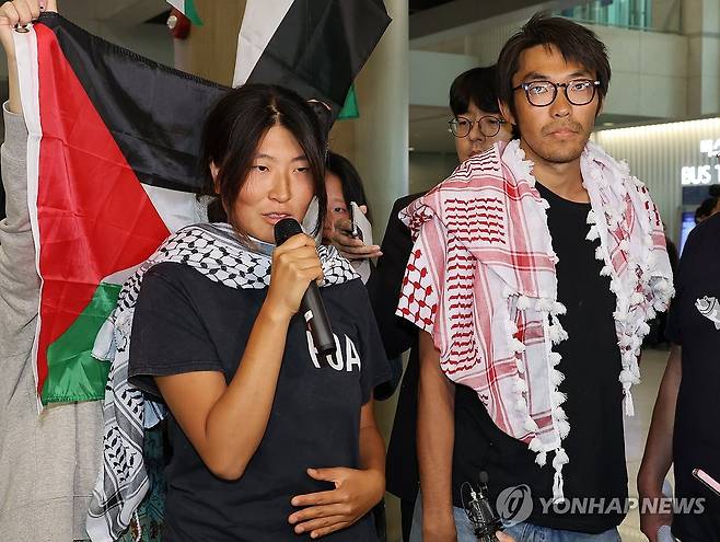 인천공항 도착한 김아현, 김동현씨 (영종도=연합뉴스) 최재구 기자 = 가자지구행 구호선에 탑승했다가 이스라엘군에 나포됐던 활동가 김아현씨와 김동현씨가 22일 인천국제공항에 도착해 취재진의 질문에 답하고 있다. 2026.5.22 jjaeck9@yna.co.kr