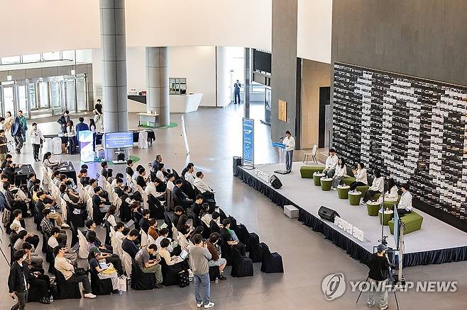 2026 모두의 창업 캠퍼스투어 토크콘서트 (서울=연합뉴스) 한성숙 중소벤처기업부 장관이 13일 서울 동작구 중앙대학교에서 열린 '2026 모두의 창업 캠퍼스투어 토크콘서트'에서 인사말을 하고 있다. 2026.5.13 [중소벤처기업부 제공. 재판매 및 DB 금지] photo@yna.co.kr