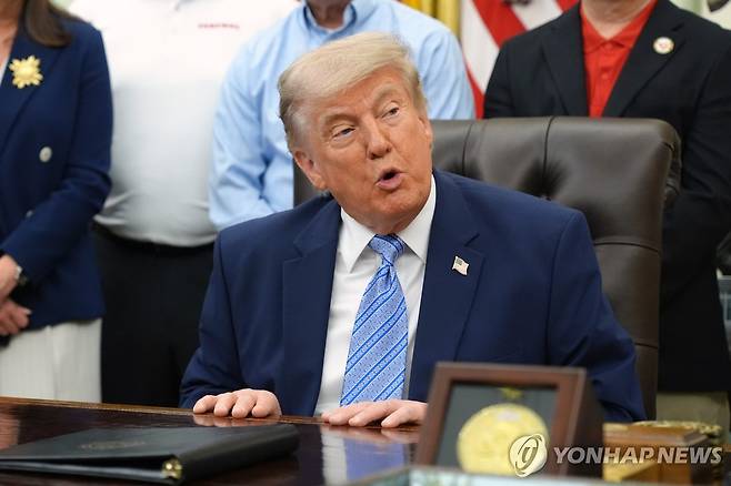 발언하는 도널드 트럼프 미국 대통령 도널드 트럼프 미국 대통령이 21일(현지시간) 백악관 집무실에서 열린 환경보호청 행사에서 발언하고 있다. [AP=연합뉴스. 재판매 및 DB 금지]