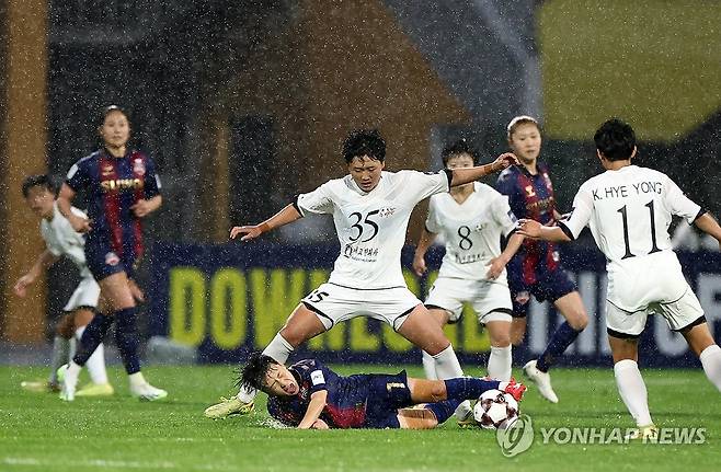 치열 (수원=연합뉴스) 윤동진 기자 = 20일 수원종합운동장에서 열린 아시아축구연맹(AFC) 여자 챔피언스리그(AWCL) 4강 수원FC 위민과 내고향여자축구단의 경기. 수원FC 위민 권은솜과 내고향여자축구단 안복영이 볼다툼을 하고 있다. 2026.5.20 mon@yna.co.kr