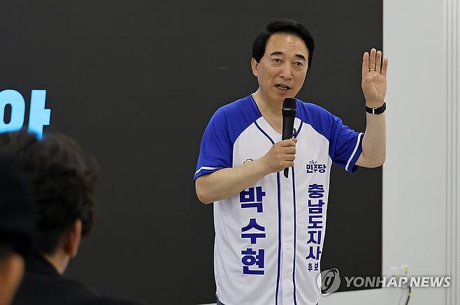 언론 질문에 답하는 박수현 (천안=연합뉴스) 김준범 기자 = 더불어민주당 박수현 충남지사 후보가 15일 오전 충남 천안 단국대학교 천안캠퍼스 인문과학관에서 언론간담회를 열고 있다. 2026.5.15 psykims@yna.co.kr