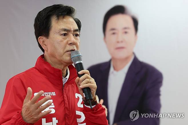 발언하는 김태흠 충남도지사 후보 (천안=연합뉴스) 이동해 기자 = 국민의힘 김태흠 충남도지사 후보가 12일 충남 천안시 김태흠 충남지사 후보 선거사무소에서 열린 제9회 전국동시지방선거 충남도당 당직자 회의 및 필승결의대회에서 발언하고 있다. 2026.5.12 eastsea@yna.co.kr