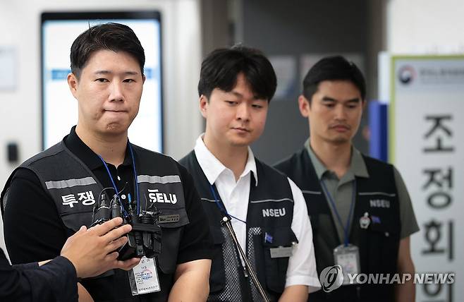 질문받는 삼성그룹 초기업노동조합 삼성전자지부 최승호 위원장 (세종=연합뉴스) 김주성 기자 = 삼성그룹 초기업노동조합 삼성전자지부 최승호 위원장이 20일 정부세종청사 중앙노동위원회에서 총파업 예고 시점을 하루 앞두고 열린 3차 사후조정 회의를 마친 후 질문을 받고 있다. 2026.5.20 [공동취재] utzza@yna.co.kr