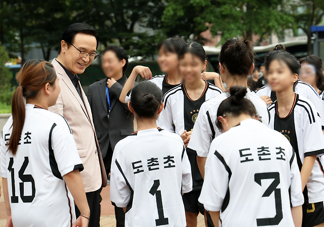 ▲ 임태희 경기도교육감 예비후보가 학생들을 만나고 있다./사진제공=임태희 미래교육캠프