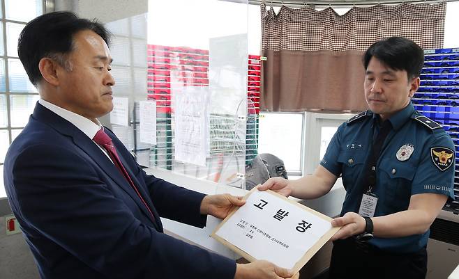 ▲ 23일 오후 인천 남동구 인천경찰청 민원실에서 심재돈 정복캠프 공동선거대책본부장이 가상자산 거래 관련 고발장을 제출하고 있다. /사진제공=정복캠프