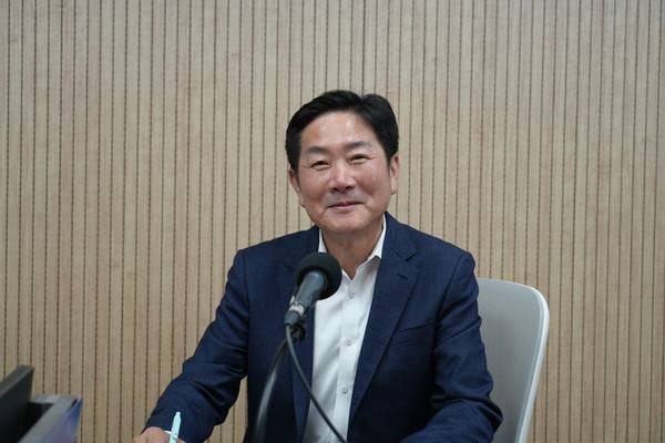 조용호 후보가 경인방송 '박성용의 시선공감'에 출연해 박성용PD의 질문에 답하며 미소를 보이고 있다.[사진출처 = 경인방송DB]