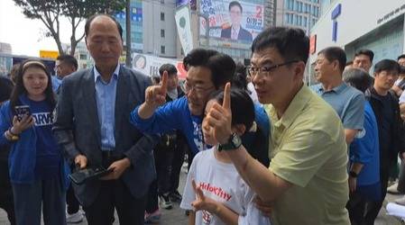 부평 문화의거리 일대 원팀 유세 이후 시민들과 사진찍는 박찬대 더불어민주당 인천시장 후보. 2026.05.23. [사진=윤종환 기자]