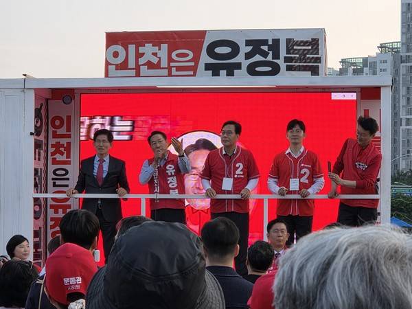 소래포구에서 유세하는 유정복 국민의힘 인천시장 후보(왼쪽 두 번째). 김문수 전 대선 후보(왼쪽 첫 번째)와 송언석 국민의힘 원내대표(가운데). 2026.05.23. [사진=윤종환 기자]