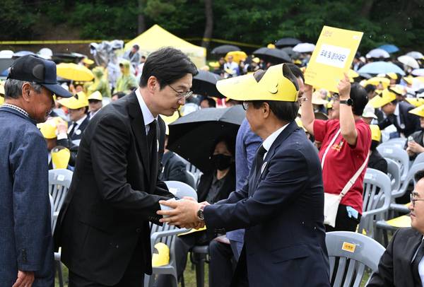 노무현 전 대통령 서거 17주기 추도식이 오는 23일 오후 2시 김해시 진영읍 본산리 봉하마을 생태문화공원 특설무대에서 열렸다. 김경수 경남도지사 후보와 김상욱 울산시장 후보가 입장하고 있다.추도식에는 권양숙 여사를 비롯한 유족과 이재명 대통령,문재인 전 대통령, 우원식 국회의장, 김민석 국무총리가 참석했다./김구연 기자