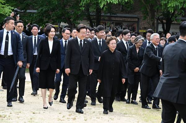노무현 전 대통령 서거 17주기 추도식이 오는 23일 오후 2시 김해시 진영읍 본산리 봉하마을 생태문화공원 특설무대에서 열렸다.권양숙 여사를 비롯한 유족과 이재명 대통령,문재인 전 대통령 등이 입장하고 있다./김구연 기자