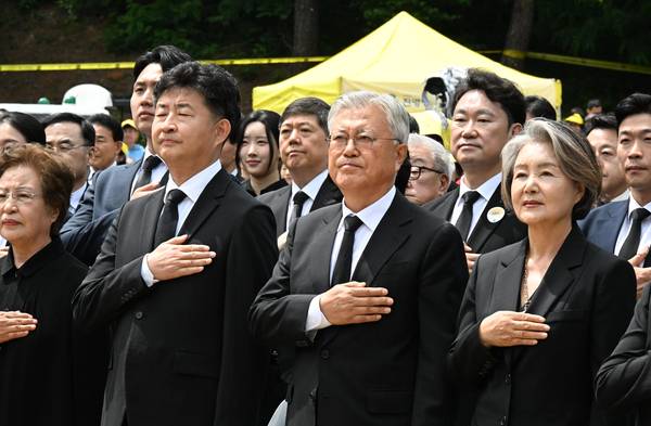 노무현 전 대통령 서거 17주기 추도식이 오는 23일 오후 2시 김해시 진영읍 본산리 봉하마을 생태문화공원 특설무대에서 열렸다.권양숙 여사를 비롯한 유족과 이재명 대통령,문재인 전 대통령 등이 국민의례와 묵념하고 있다./김구연 기자