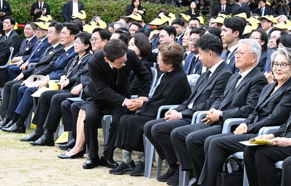 노무현 전 대통령 서거 17주기 추도식이 23일 오후 2시 김해시 진영읍 본산리 봉하마을 생태문화공원 특설무대에서 열렸다. 이재명 대통령이 추도사를 마치고 내려오며 권양숙 여사의 손을 잡고 있다. /김구연 기자