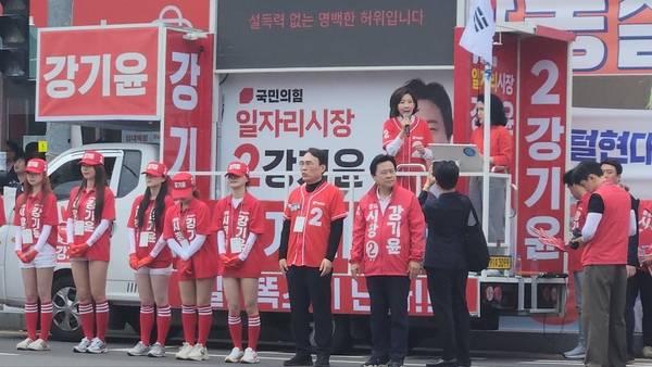 국민의힘 나경원 국회의원이 23일 진해 경화시장 앞에서 국민의힘 강기윤 창원시장 후보 지지 연설을 하고 있다. /우귀화 기자