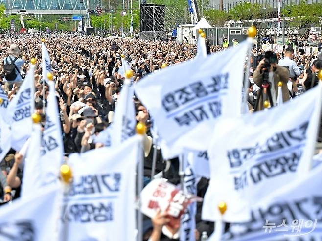 삼성전자 노동조합 공동투쟁본부 조합원들이 지난 4월 23일 오후 경기 평택시 삼성전자 평택캠퍼스 앞에서 열린 4.23 투쟁 결의대회에서 손팻말을 들고 구호를 외치고 있다. 사진=이수길 기자