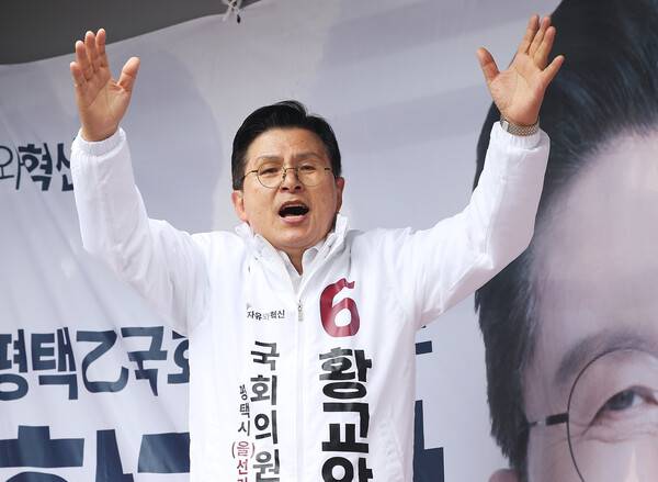 경기 평택을 국회의원 재선거에 출마한 자유와혁신 황교안 후보가 21일 경기도 평택시 자신의 선거사무소 앞에서 열린 출정식에서 지지를 호소하고 있다. 2026.5.21. 연합뉴스
