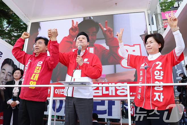 장동혁 국민의힘 대표가 22일 경기 안양시 범계사거리에서 시민들에게 양향자 경기도지사 후보, 김대영 안양시장 후보 지지를 호소하고 있다. 2026.5.22 ⓒ 뉴스1 신웅수 기자