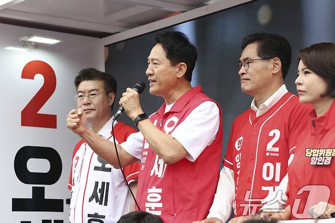 오세훈 국민의힘 서울시장 후보가 23일 서울 양천구 신정네거리역에서 열린 유세에서 지지를 호소하고 있다. (오세훈 캠프 제공. 재판매 및 DB 금지) 2026.5.23 ⓒ 뉴스1