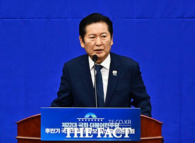 정청래 민주당 대표가 지난 20일 스타벅스코리아의 5·18 '탱크 데이' 이벤트 논란과 관련해 "스타벅스 출입은 자제해주시는 것이 국민 정서에 맞지 않을까 하고 개인적으로 생각한다"라고 언급했다. /배정한 기자