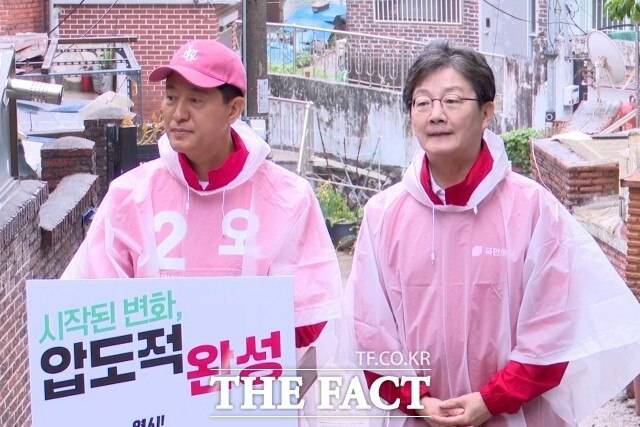 오세훈 국민의힘 서울시장 후보(왼쪽)가 제9회 전국동시지방선거 공식 선거운동 시작일인 지난 21일 서울 강북구 미아동에서 출정 대시민 메시지를 내고 있다. 옆은 유승민 전 의원. /김민지 기자