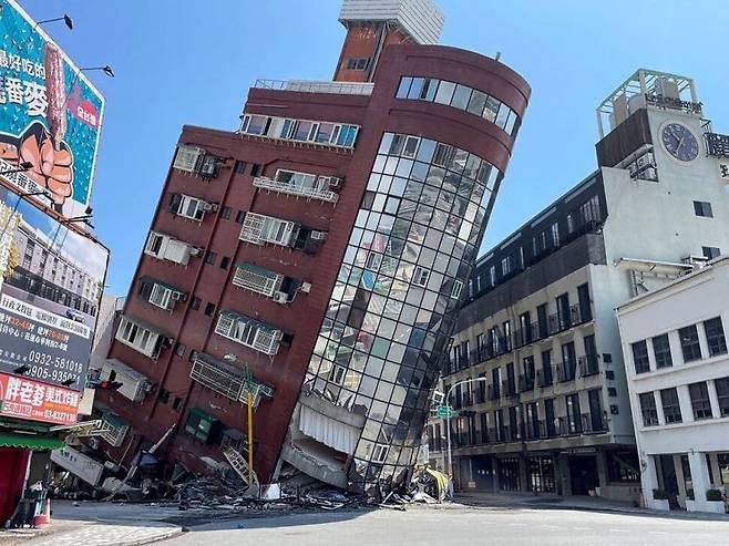 2024년 4월3일 오전 발생한 규모 7.2의 지진으로 대만 동부 화롄현 도심의 8층 빌딩이 쓰러졌다. AFP 연합뉴스