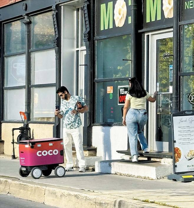 배달할 음식 기다리는 로봇  지난 15일 미국 시카고시 니어 노스 사이드(Near North Side)의 한 식당 앞에서 코코로보틱스의 자율주행 배달 로봇이 음식 조리가 끝나기를 기다리고 있다. /시카고=이영관 기자