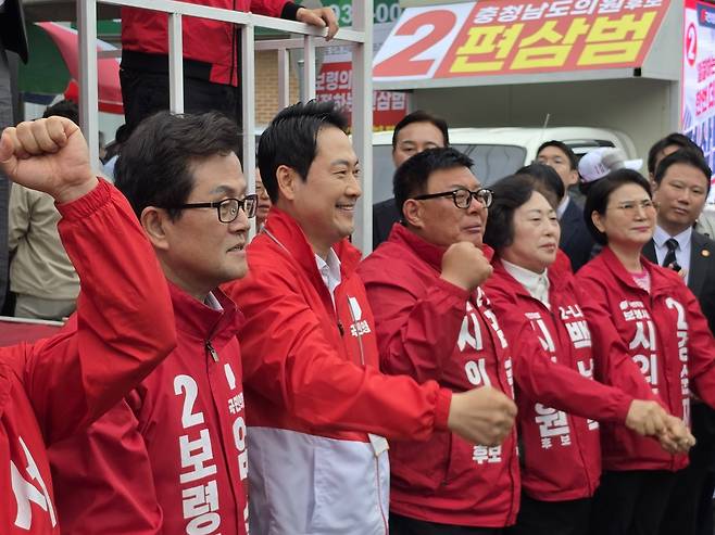 장동혁 국민의힘 대표가 3일 고향 보령을 찾아 국민의힘 후보들에게 압도적인 표를 몰아줄 것을 호소했다. 최의성 기자