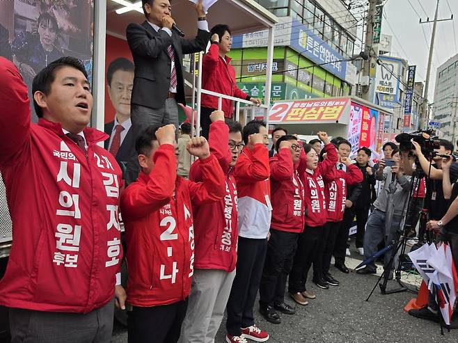 장동혁 국민의힘 대표가 3일 고향 보령을 찾아 국민의힘 후보들에게 압도적인 표를 몰아줄 것을 호소했다. 최의성 기자