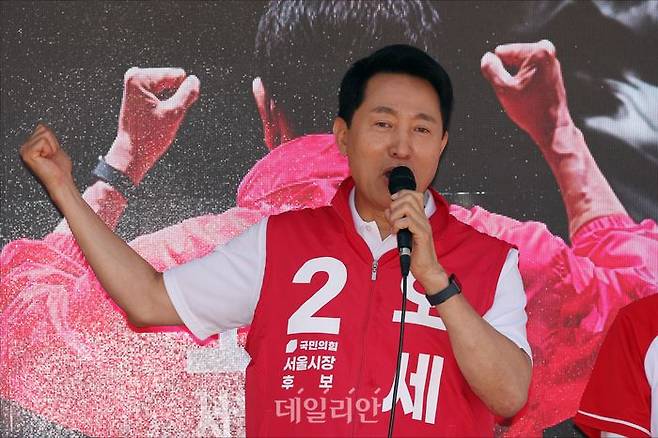 오세훈 국민의힘 서울시장 후보가 22일 오전 서울 광진구 건대입구역 앞에서 열린 선거유세에서 지지를 호소하고 있다. ⓒ데일리안 홍금표 기자