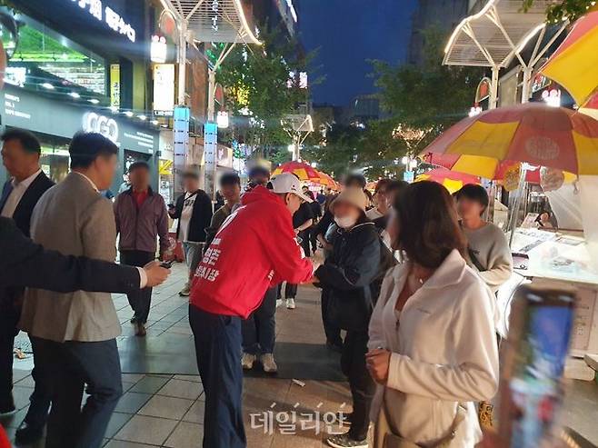 박형준 국민의힘 부산시장 후보가 22일 부산 중구 남포동의 비프광장에서 지나가는 시민들과 인사를 나누고 있다. ⓒ데일리안 김민석 기자