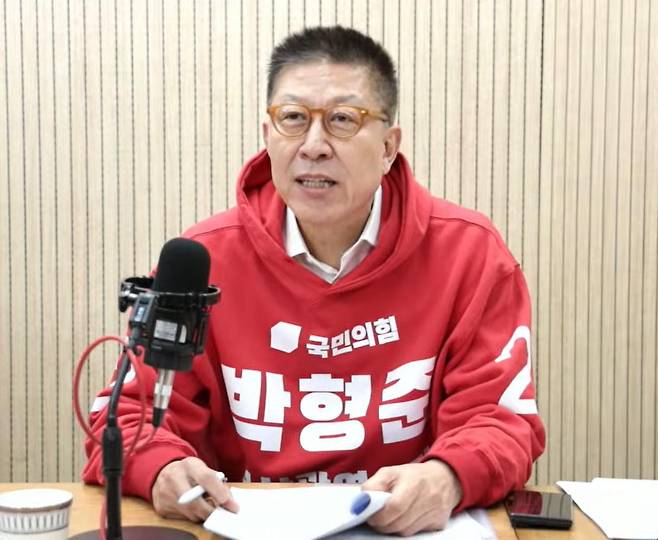 22일 열린 부산CBS 초청 부산시장 후보 토론회에서 국민의힘 박형준 후보가 발언하고 있다. 두 후보는 이날 토론회에서 부산에 대한 비전, 공공기관 이전 등을 두고 난타전을 벌였다. 부산CBS 유튜브 캡처