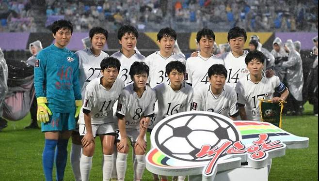 20일 수원종합운동장에서 북한 내고향여자축구단이 수원FC 위민과의 경기 시작에 앞서 기념촬영을 하고 있다. KBS 캡처