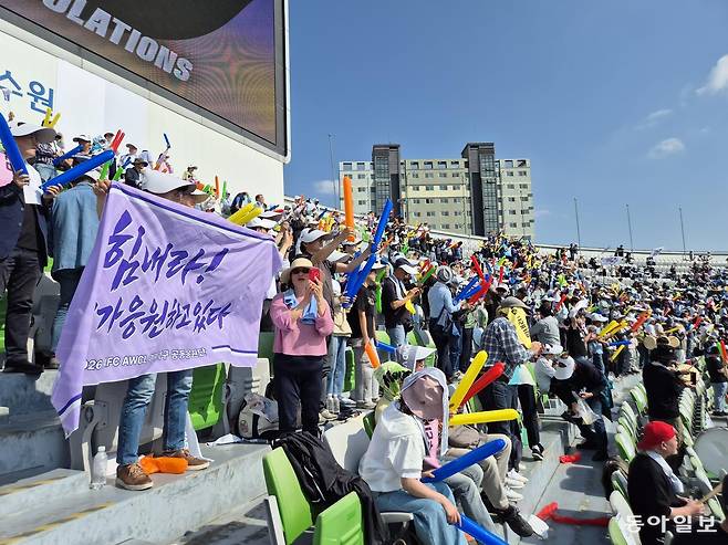 북한 내고향여자축구단을 응원하는 공동응원단이 23일 경기 수원시 수원종합운동장에서 내고향여자축구단의 우승이 확정되자 자리에서 일어나 환호하고 있다. 수원=권오혁 기자 hyuk@donga.com