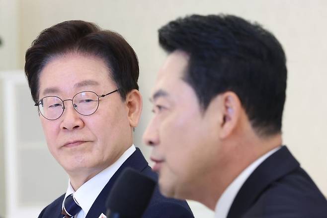 이재명 대통령이 4월 7일 청와대에서 열린 여야정 민생경제협의체 회담 및 오찬에서 장동혁 국민의힘 대표 발언을 듣고 있다. 뉴시스