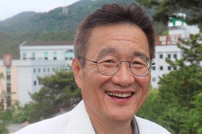 신세계병원 김한주 원장이 병원을 배경으로 포즈를 취하고 있다.