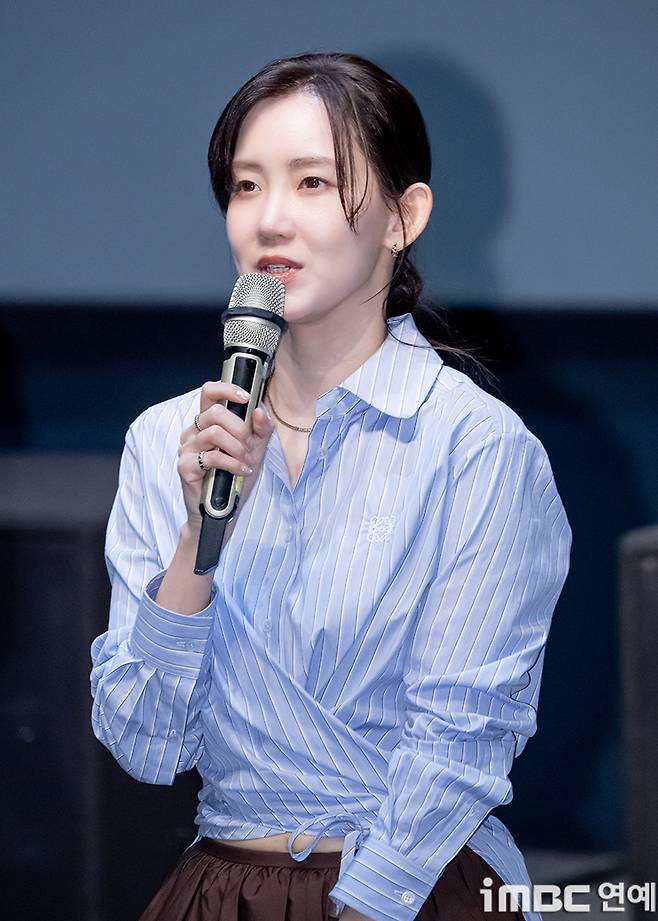 Actor Shin Hyun-bin attended the opening week stage greeting for the film Colony held at Lotte Cinema World Tower in Jamsil, Seoul on the 23rd, spending time interacting with the audience. The event was attended by the main cast, including director Reminiscent of Protection, Jun Ji-hyun, Koo Kyo-hwan, Ji Chang-wook, Shin Hyun-bin, and Kim Shin-rok.The film Colony depicts the desperate struggle of survivors isolated in a sealed-off building against evolving infected individuals due to an unidentified outbreak. It is currently being screened to great acclaim in theaters nationwide.
