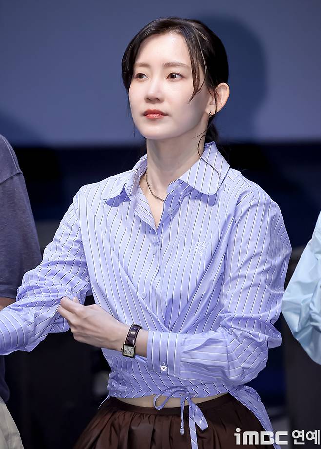 Actor Shin Hyun-bin attended the opening week stage greeting for the film Colony held at Lotte Cinema World Tower in Jamsil, Seoul on the 23rd, spending time interacting with the audience. The event was attended by the main cast, including director Reminiscent of Protection, Jun Ji-hyun, Koo Kyo-hwan, Ji Chang-wook, Shin Hyun-bin, and Kim Shin-rok.The film Colony depicts the desperate struggle of survivors isolated in a sealed-off building against evolving infected individuals due to an unidentified outbreak. It is currently being screened to great acclaim in theaters nationwide.