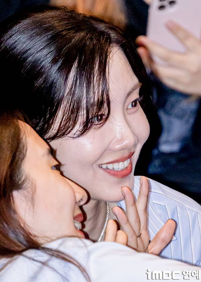 Actor Shin Hyun-bin attended the opening week stage greeting for the film Colony held at Lotte Cinema World Tower in Jamsil, Seoul on the 23rd, spending time interacting with the audience. The event was attended by the main cast, including director Reminiscent of Protection, Jun Ji-hyun, Koo Kyo-hwan, Ji Chang-wook, Shin Hyun-bin, and Kim Shin-rok.The film Colony depicts the desperate struggle of survivors isolated in a sealed-off building against evolving infected individuals due to an unidentified outbreak. It is currently being screened to great acclaim in theaters nationwide.