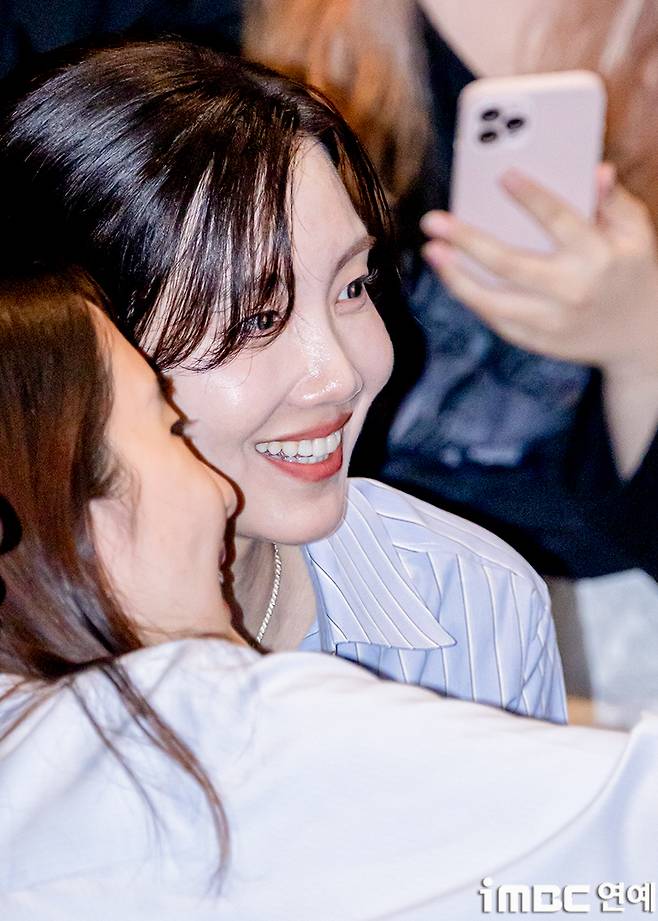 Actor Shin Hyun-bin attended the opening week stage greeting for the film Colony held at Lotte Cinema World Tower in Jamsil, Seoul on the 23rd, spending time interacting with the audience. The event was attended by the main cast, including director Reminiscent of Protection, Jun Ji-hyun, Koo Kyo-hwan, Ji Chang-wook, Shin Hyun-bin, and Kim Shin-rok.The film Colony depicts the desperate struggle of survivors isolated in a sealed-off building against evolving infected individuals due to an unidentified outbreak. It is currently being screened to great acclaim in theaters nationwide.