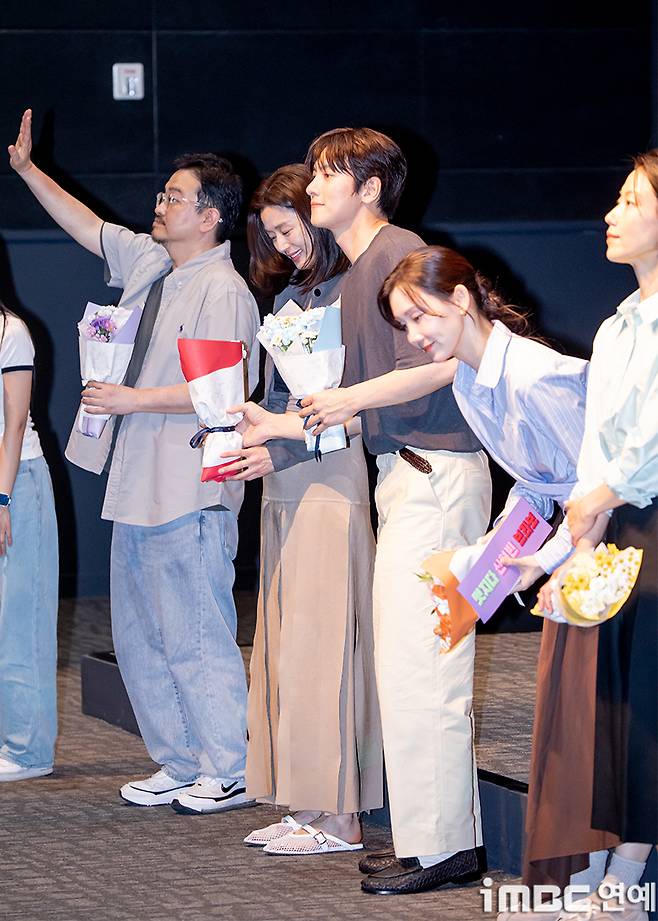 Actor Shin Hyun-bin attended the opening week stage greeting for the film Colony held at Lotte Cinema World Tower in Jamsil, Seoul on the 23rd, spending time interacting with the audience. The event was attended by the main cast, including director Reminiscent of Protection, Jun Ji-hyun, Koo Kyo-hwan, Ji Chang-wook, Shin Hyun-bin, and Kim Shin-rok.The film Colony depicts the desperate struggle of survivors isolated in a sealed-off building against evolving infected individuals due to an unidentified outbreak. It is currently being screened to great acclaim in theaters nationwide.